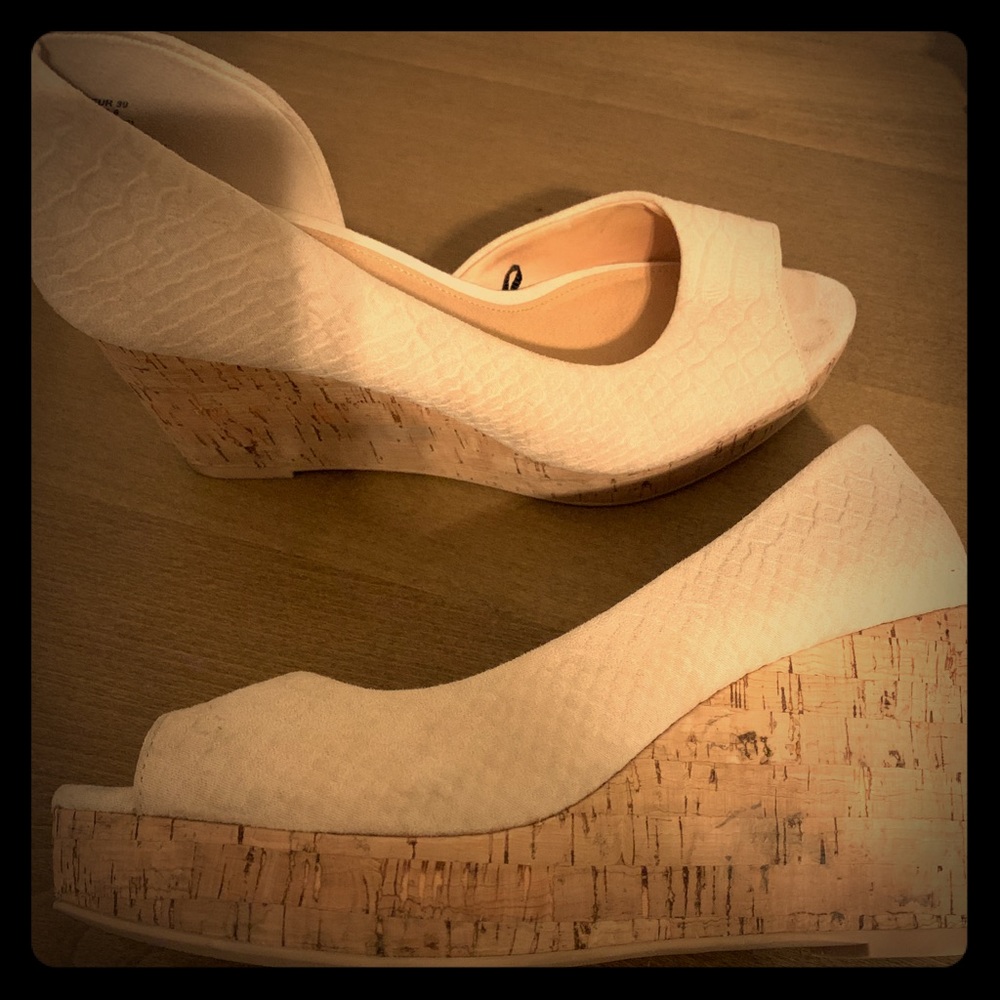 Pale pink cork wedge